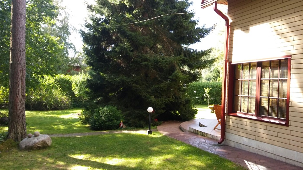 В Эстонии, пригороде Таллина продается четырехкомнатный дом в прекрасном состоянии. Дом расположен в районе Vääna-Jõesuu külas, Almare tee 5.