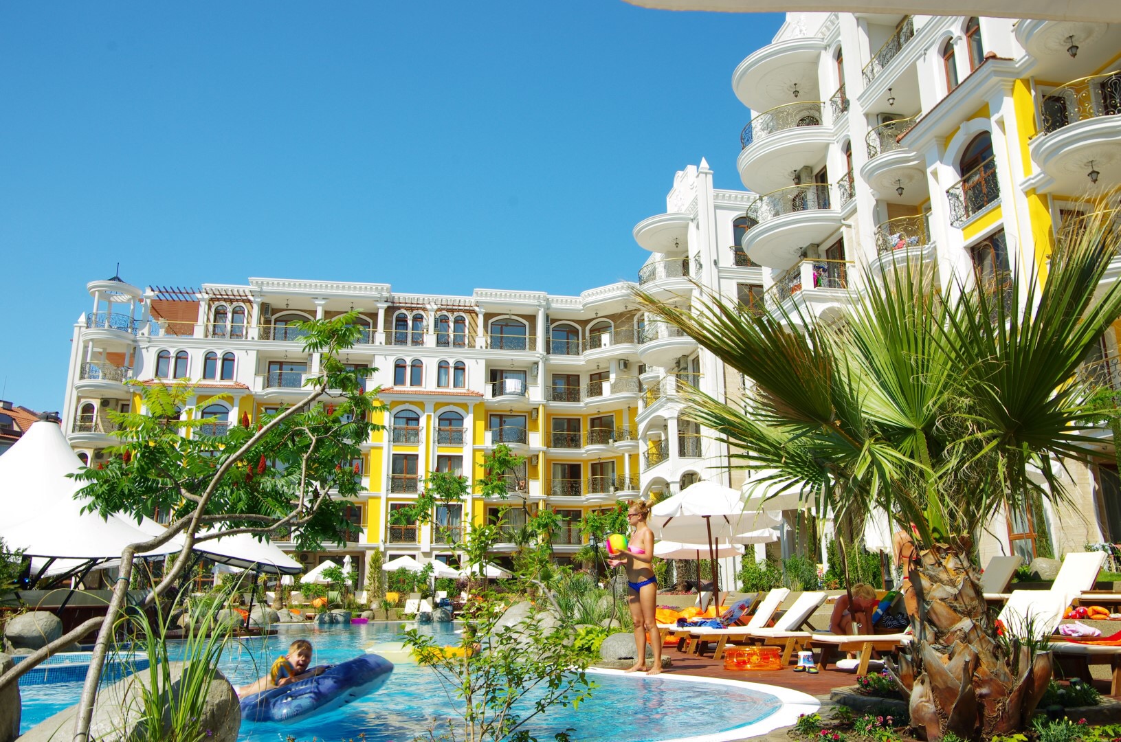 Продается шикарная квартира общей площадью 53,63 кв. м совместно с балконом площадью 24,69 кв. м, которая располагается в теплой Болгарии, на одном из самых живописных и популярных морских курортов - Солнечный берег