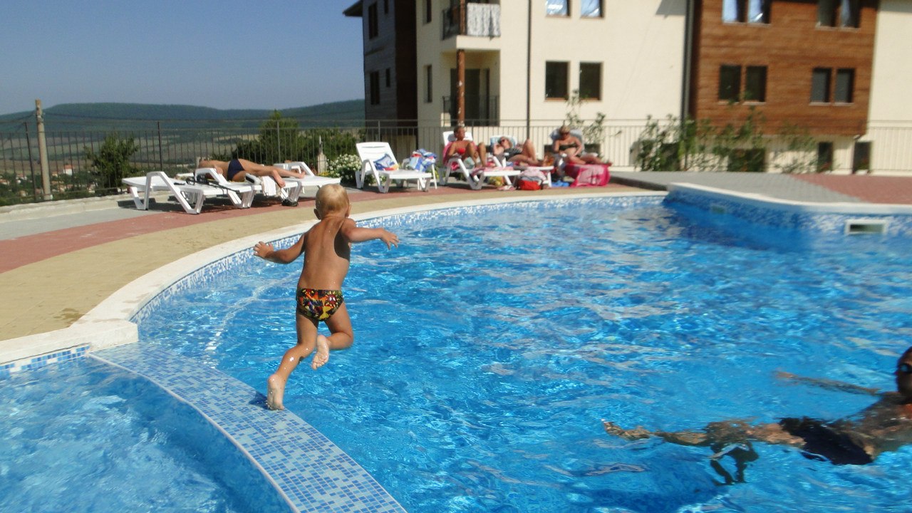 продажа Дома в Болгарии, Село Осеново находится в 17 км от Варны, и в 5 км от Кранево. площадью 200 м2. трехэтажный, с двумя выходами — во двор и в палисадник.