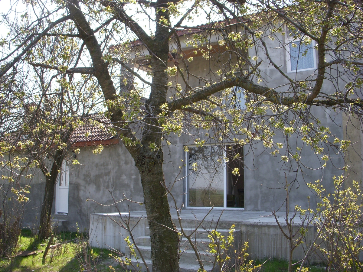 Продажа дома в развитом болгарском селе в 7 км от районного центра Тервел, 85 км от Варны и 33 км от областного центра Добрич.